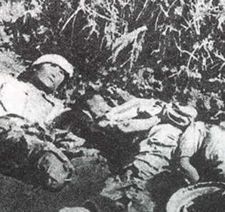 1937年9月，在天津附近，日军士兵用中国人的躯体练刺杀。