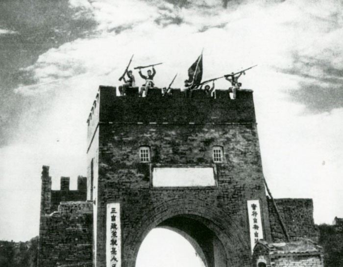 路军在廊坊安次县城欢呼胜利。